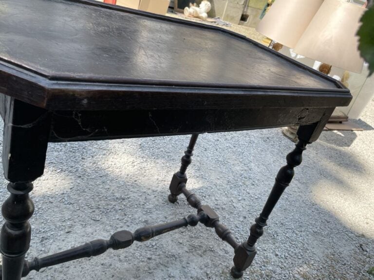 Table en chêne naturel ouvrant par un tiroir. Plateau cuvette ? gainé de cuir n…