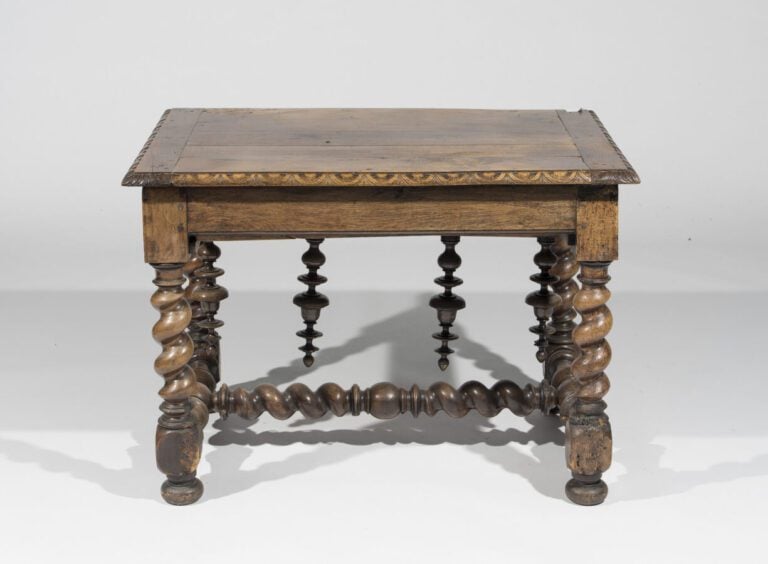 Table rectangulaire en bois naturel ouvrant par un tiroir en ceinture. Décor sc…