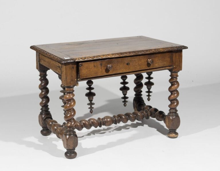 Table rectangulaire en bois naturel ouvrant par un tiroir en ceinture. Décor sc…