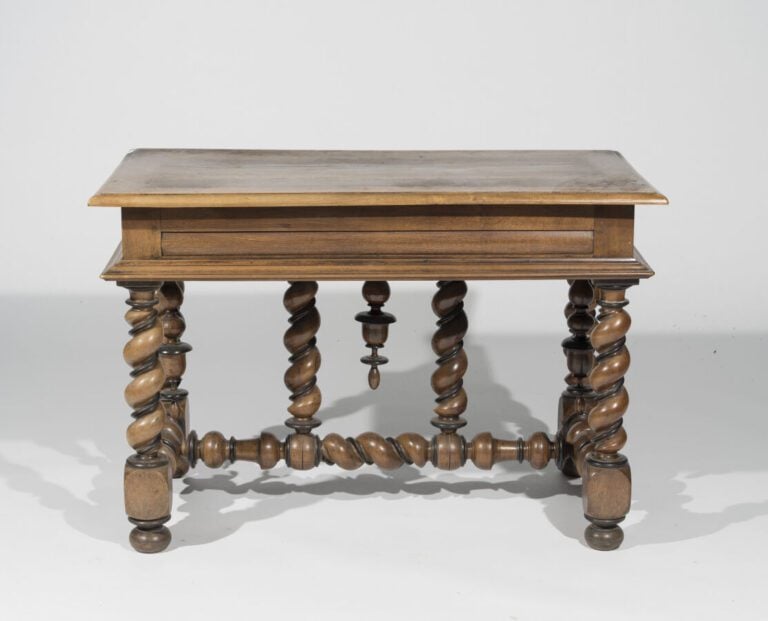 Table rectangulaire en bois naturel ouvrant par un tiroir en ceinture. Elle rep…