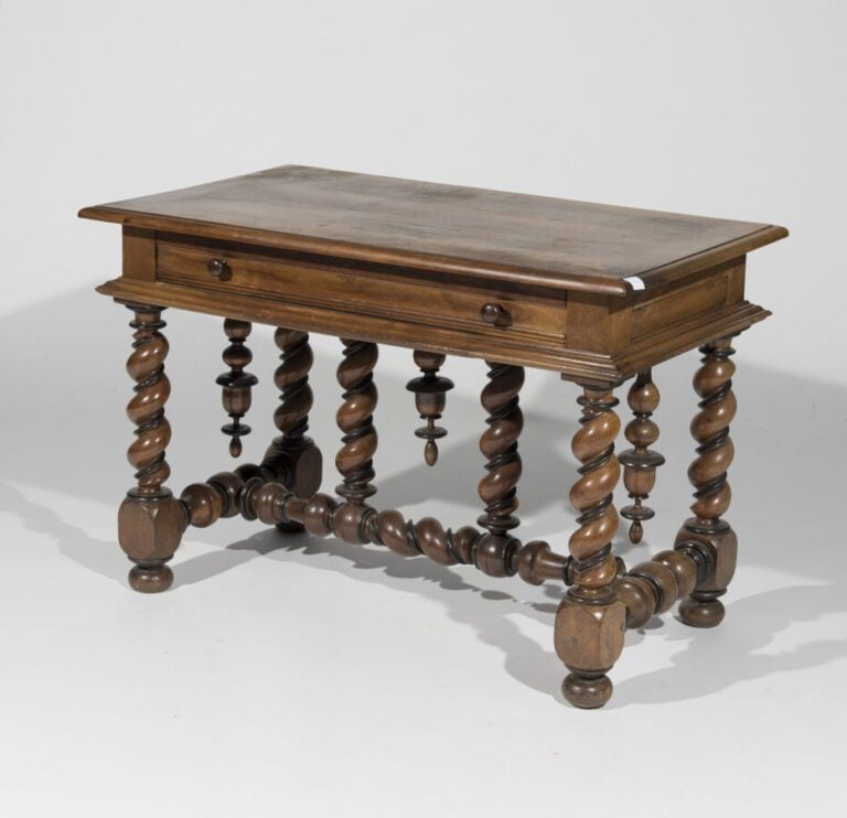 Table rectangulaire en bois naturel ouvrant par un tiroir en ceinture. Elle rep…