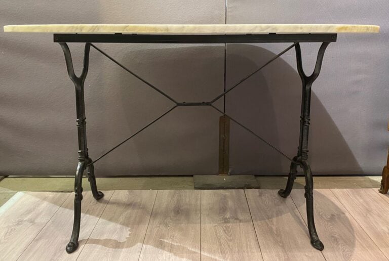 Table type bistro à plateau ovale et piètement en fonte 72 x 110 x 70 cm