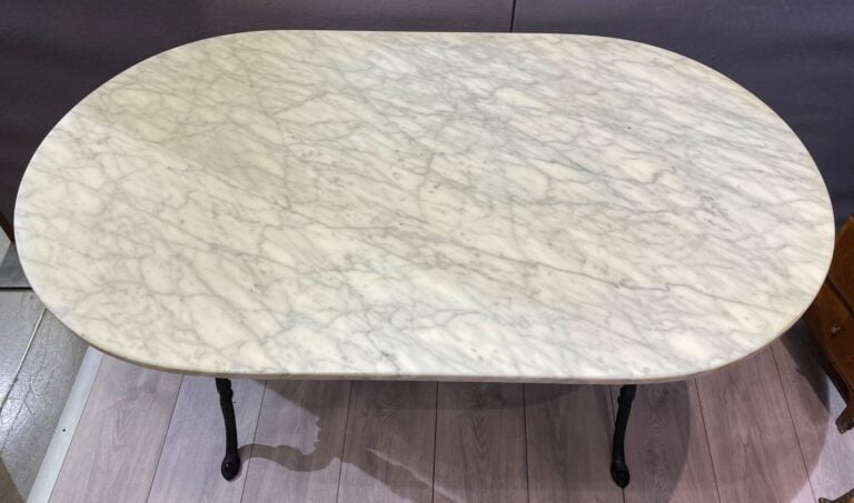 Table type bistro à plateau ovale et piètement en fonte 72 x 110 x 70 cm
