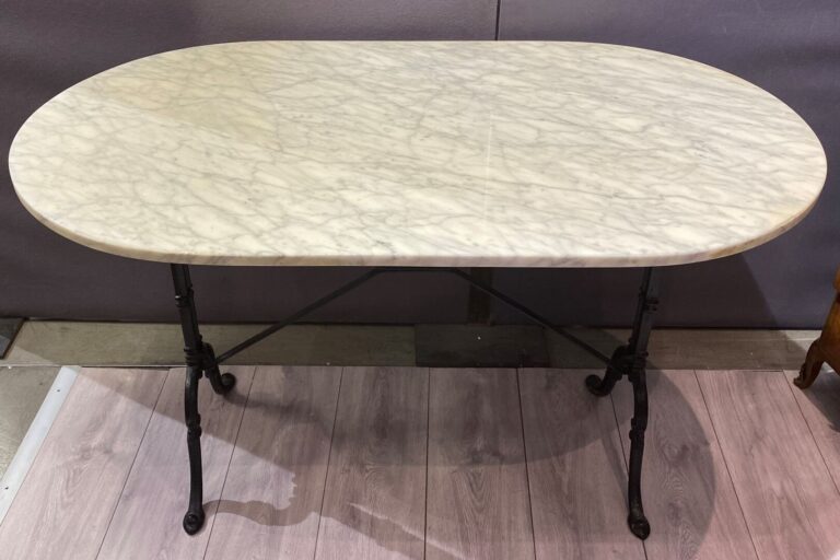 Table type bistro à plateau ovale et piètement en fonte 72 x 110 x 70 cm