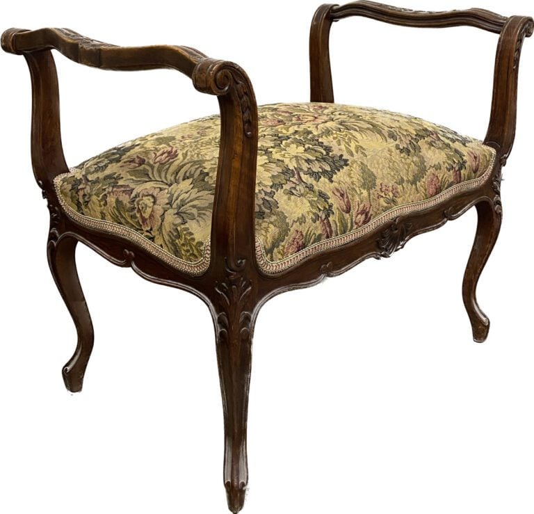 Tabouret en bois mouluré et sculpté de style Louis XV, garniture tapisserie ver…