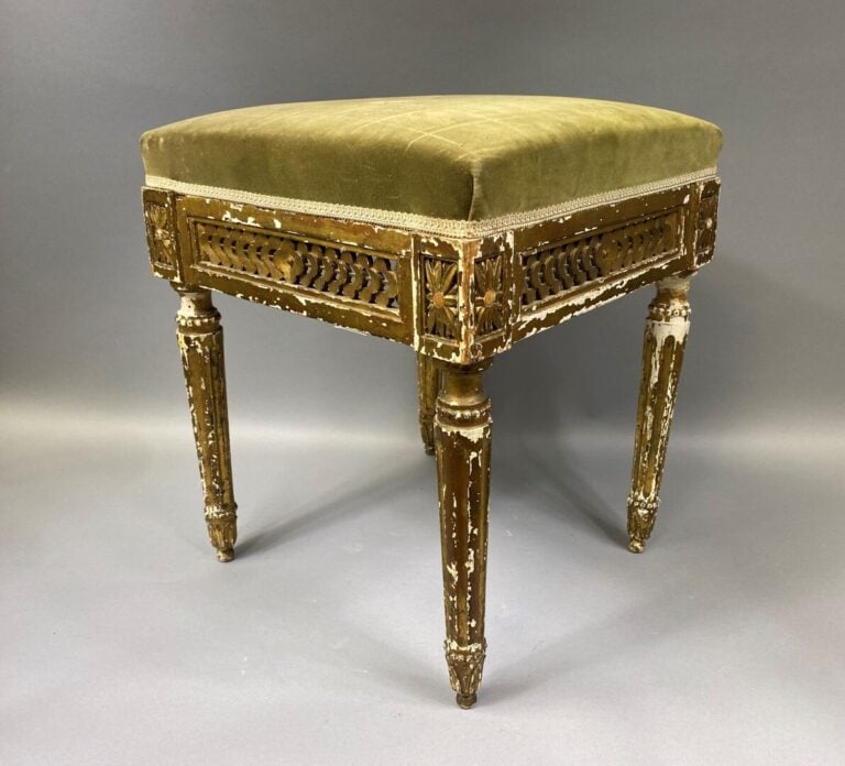 Tabouret en bois mouluré et sculpté redoré, la ceinture ajourée d'une frise et…
