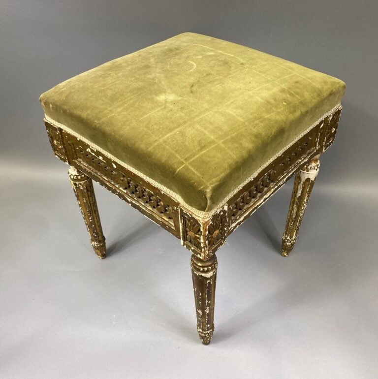 Tabouret en bois mouluré et sculpté redoré, la ceinture ajourée d'une frise et…