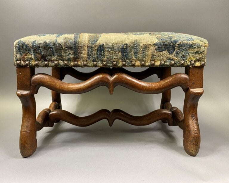Tabouret en bois mouluré et sculpté redoré, la ceinture ajourée d'une frise et…