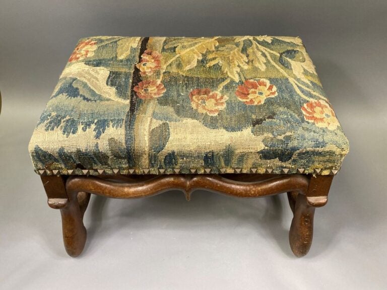 Tabouret en bois mouluré et sculpté redoré, la ceinture ajourée d'une frise et…