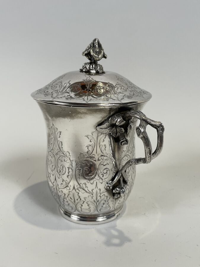 Tasse couverte en argent à décor gravé de rinceaux fleuris et coquilles ; la pr…