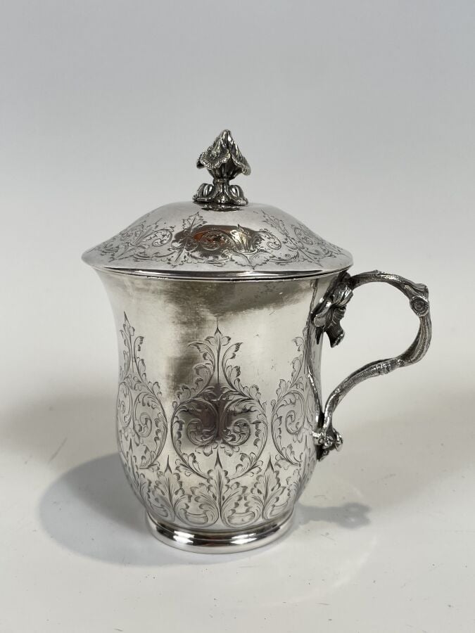 Tasse couverte en argent à décor gravé de rinceaux fleuris et coquilles ; la pr…
