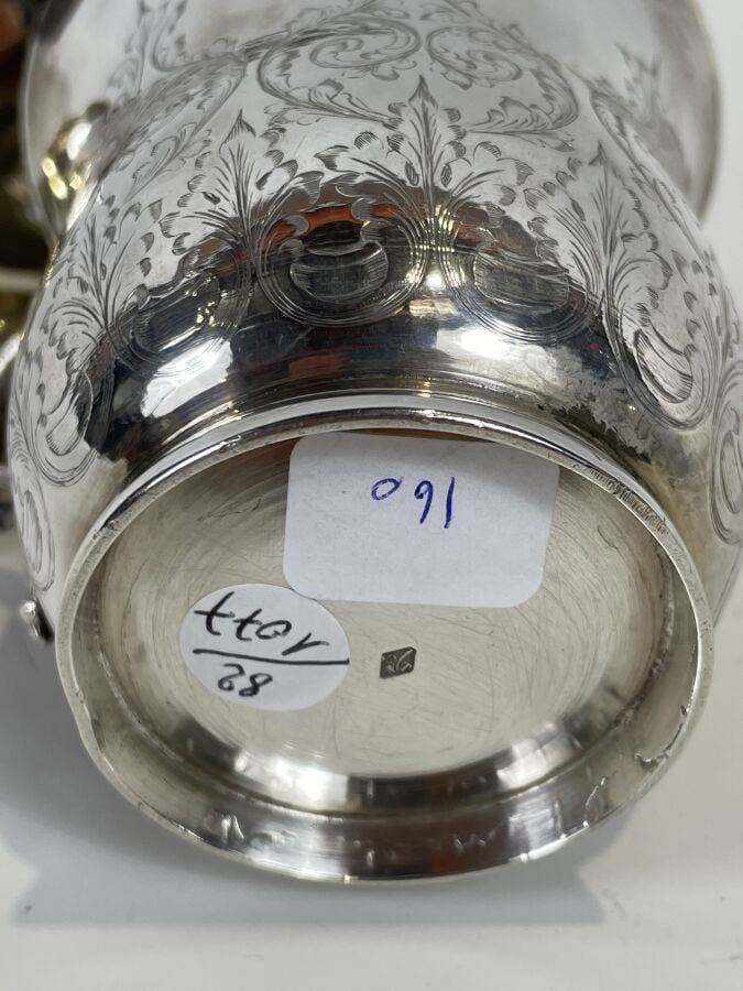 Tasse couverte en argent à décor gravé de rinceaux fleuris et coquilles ; la pr…