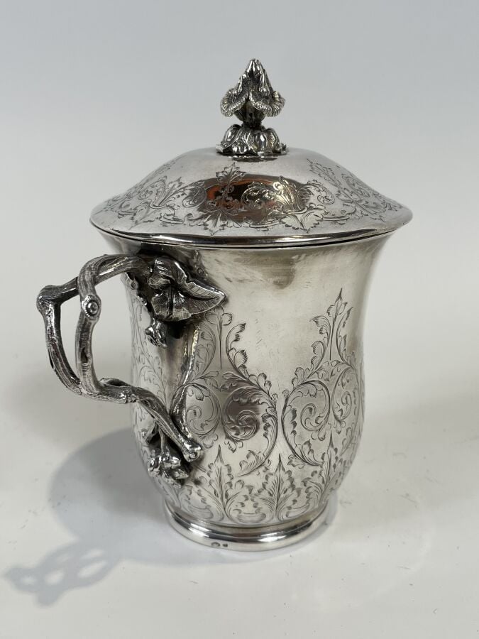 Tasse couverte en argent à décor gravé de rinceaux fleuris et coquilles ; la pr…
