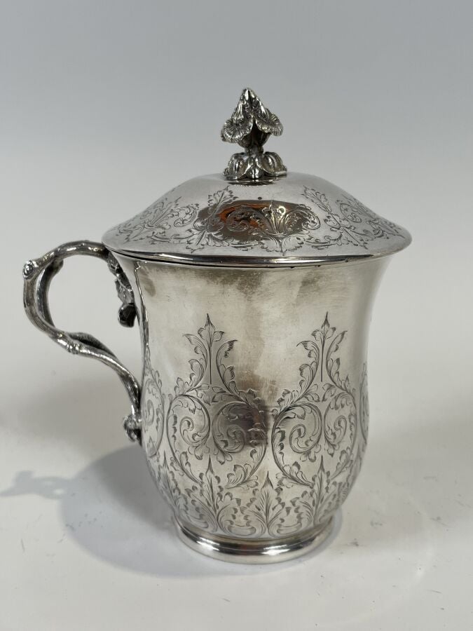 Tasse couverte en argent à décor gravé de rinceaux fleuris et coquilles ; la pr…