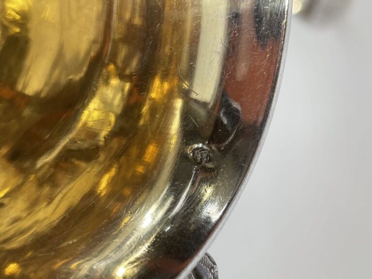 Tasse couverte en argent à décor gravé de rinceaux fleuris et coquilles ; la pr…