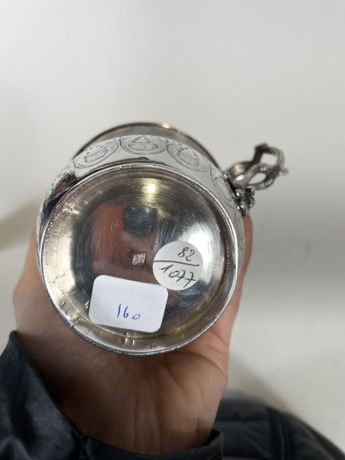 Tasse couverte en argent à décor gravé de rinceaux fleuris et coquilles ; la pr…