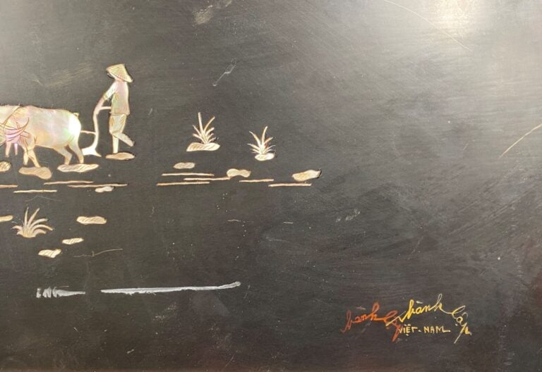 THANH LAP - Panneau en bois laqué noir avec incrustations de nacre figurant des…