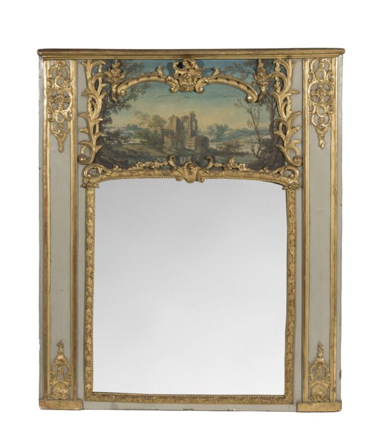 Trumeau en bois laqué crème à décor peint d'un paysage de ruines. Motifs rocail…