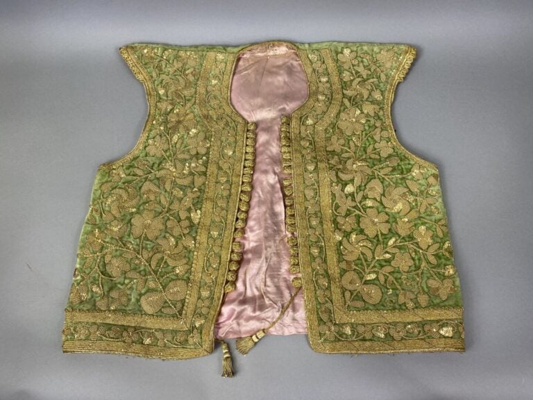 TURQUIE - Ensemble de quatre gilets brodés de sequins ou cannetille sur velours…