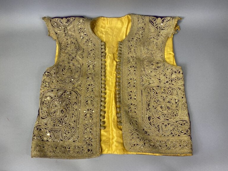 TURQUIE - Ensemble de quatre gilets brodés de sequins ou cannetille sur velours…