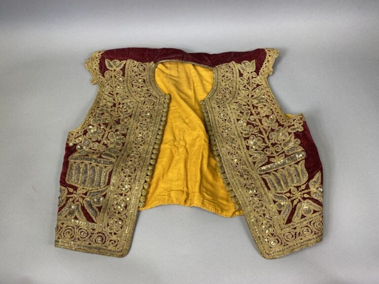TURQUIE - Ensemble de quatre gilets brodés de sequins ou cannetille sur velours…