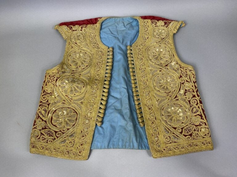 TURQUIE - Ensemble de quatre gilets brodés de sequins ou cannetille sur velours…