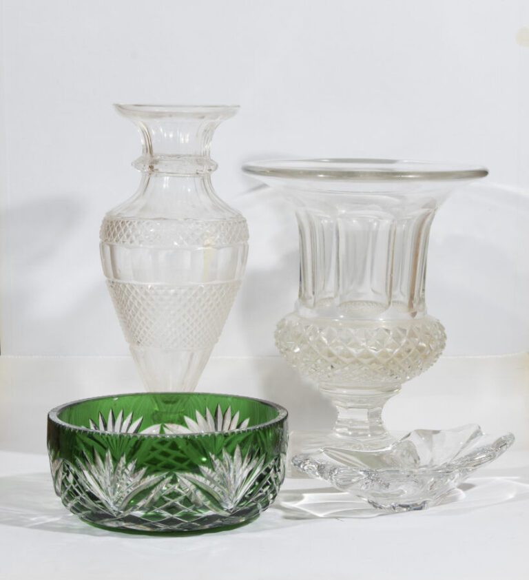 Un lot comprenant : Vase Médicis en cristal (24 x 20 cm), un vase balustre, une…