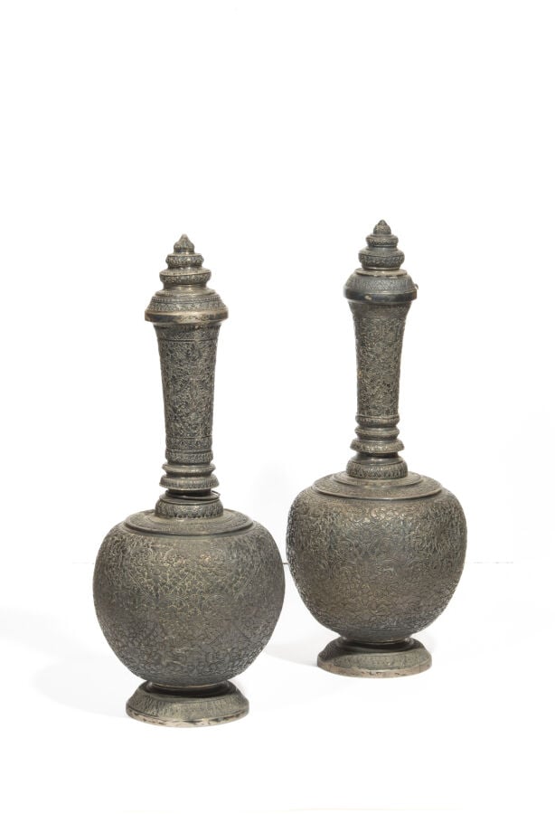 Un lot de métal argenté comprenant : Paire de bouteilles en métal argenté cisel…