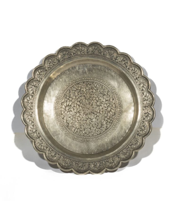 Un lot de métal argenté comprenant : Paire de bouteilles en métal argenté cisel…