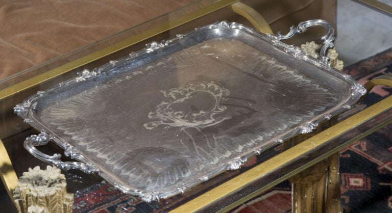 Un lot de métal argenté comprenant : Paire de bouteilles en métal argenté cisel…