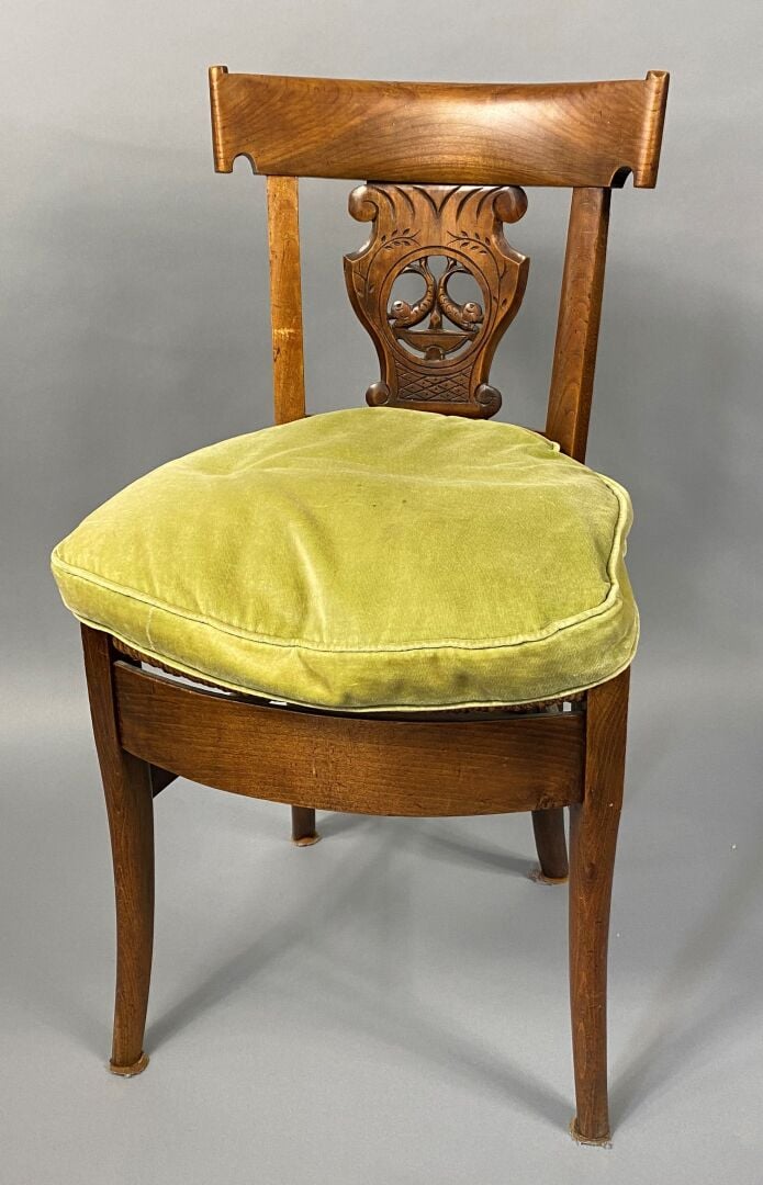 Une bergère à oreilles en bois mouluré et sculpté, pieds fuselés et cannelés, a…