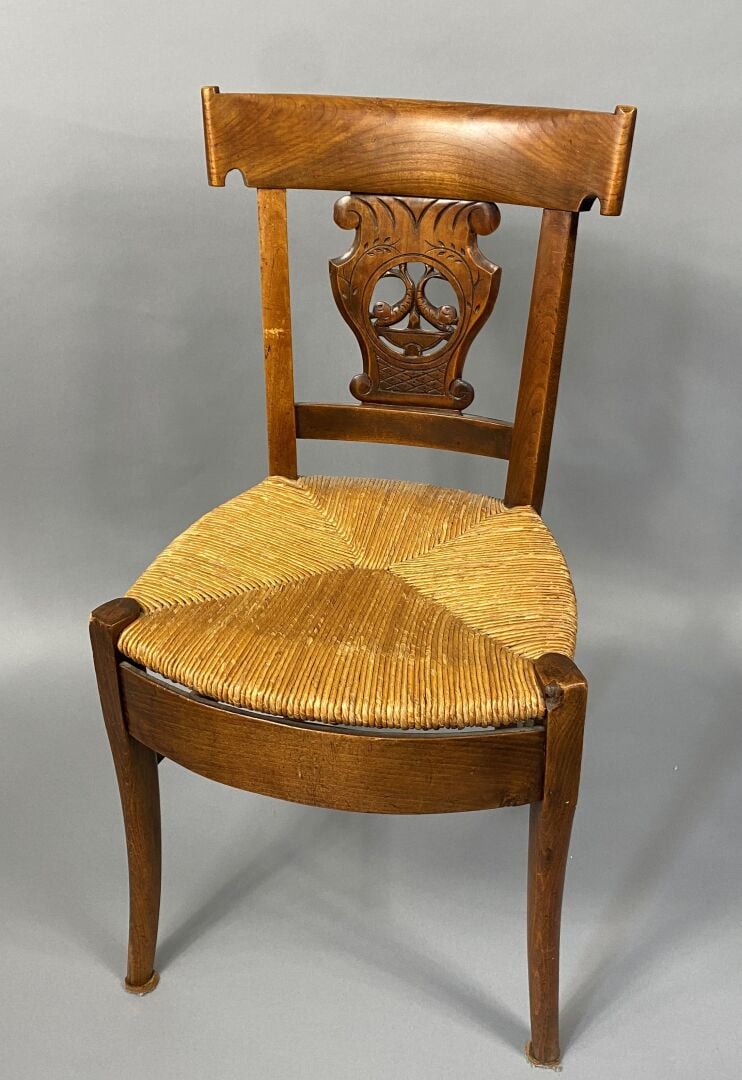 Une bergère à oreilles en bois mouluré et sculpté, pieds fuselés et cannelés, a…