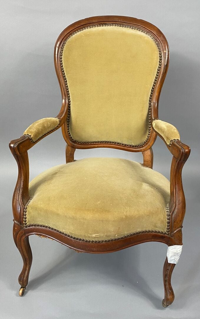 Une bergère à oreilles en bois mouluré et sculpté, pieds fuselés et cannelés, a…