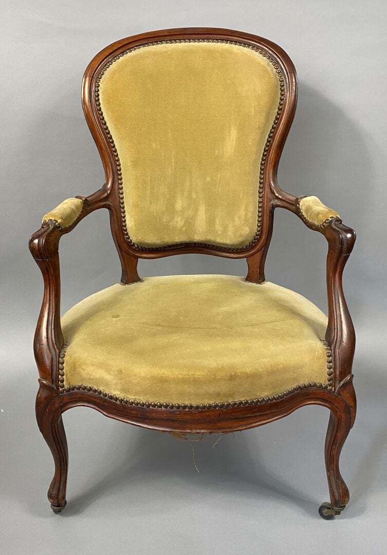 Une bergère à oreilles en bois mouluré et sculpté, pieds fuselés et cannelés, a…