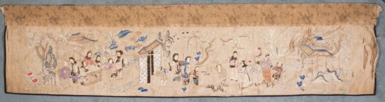 Une large broderie chinoise sur fond rouge à décor de calligraphies et chimères…