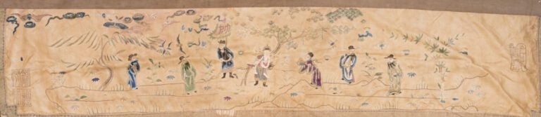 Une large broderie chinoise sur fond rouge à décor de calligraphies et chimères…