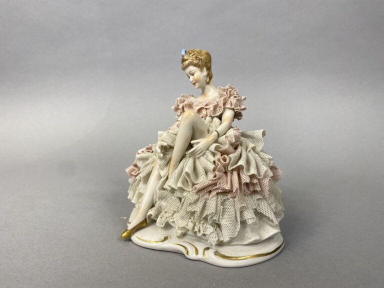 UNTER WEISS BACH - Sujet en porcelaine polychrome représentant une élégante ass…