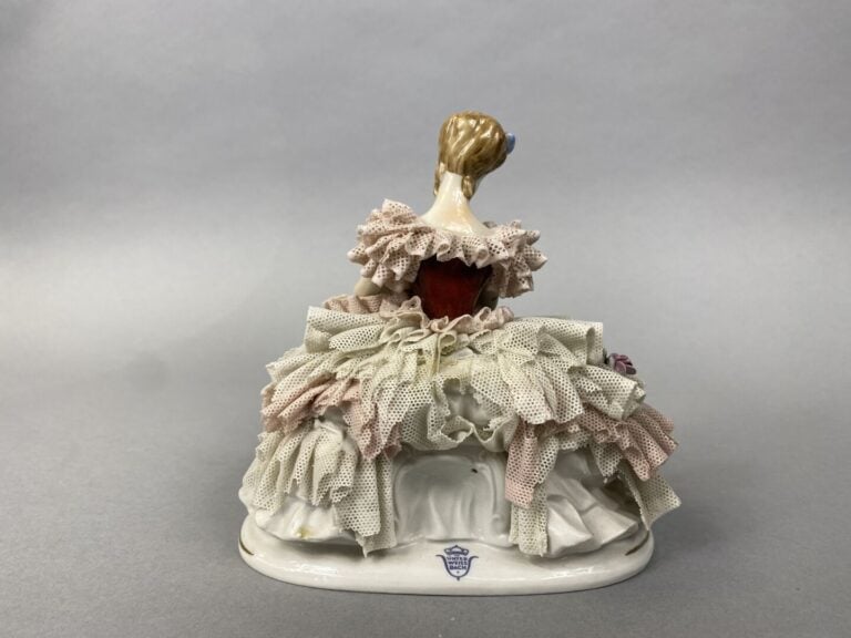 UNTER WEISS BACH - Sujet en porcelaine polychrome représentant une élégante ass…