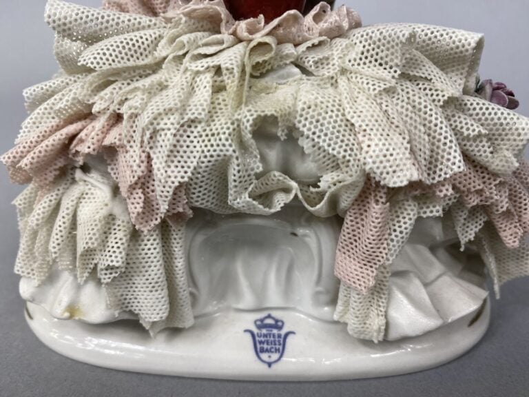 UNTER WEISS BACH - Sujet en porcelaine polychrome représentant une élégante ass…