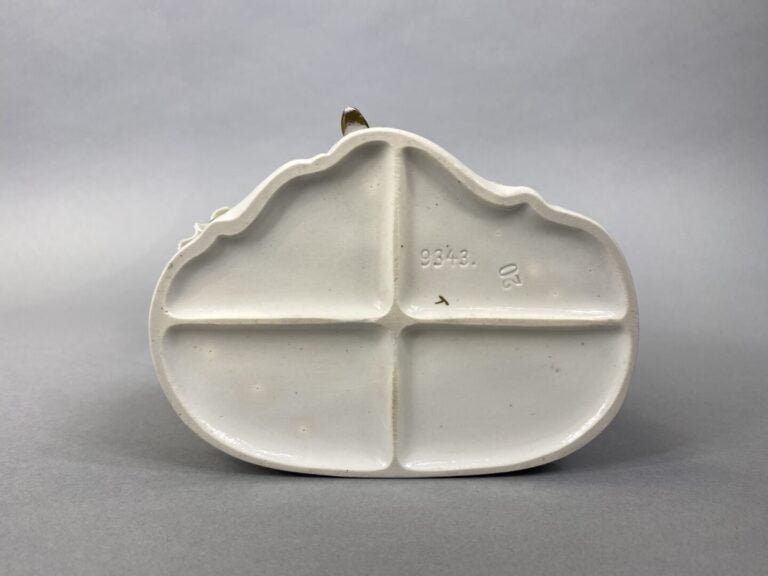 UNTER WEISS BACH - Sujet en porcelaine polychrome représentant une élégante ass…