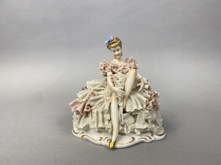 UNTER WEISS BACH - Sujet en porcelaine polychrome représentant une élégante ass…