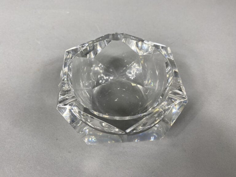 VAL SAINT LAMBERT - Cendrier en cristal taillé à facettes - D : 11.3 cm - H : 5…