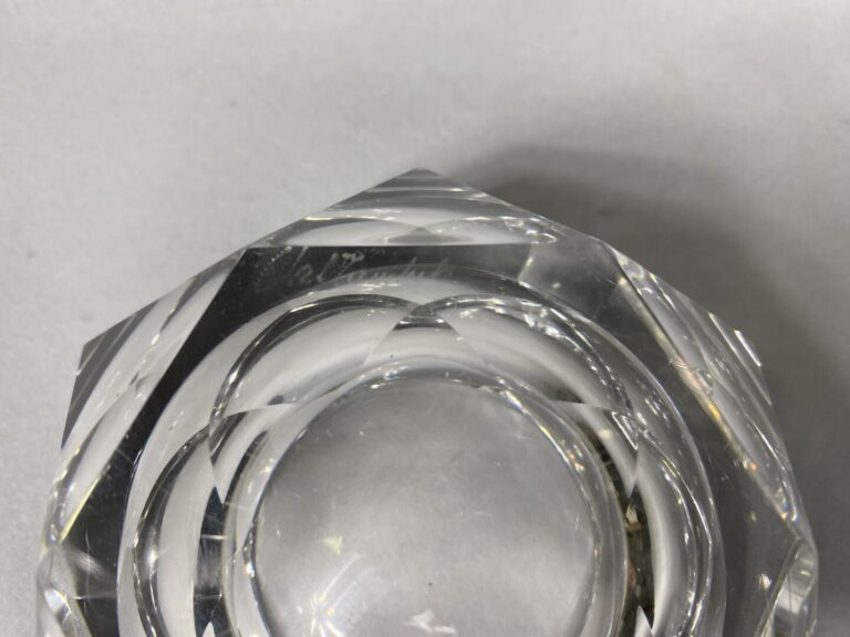 VAL SAINT LAMBERT - Cendrier en cristal taillé à facettes - D : 11.3 cm - H : 5…