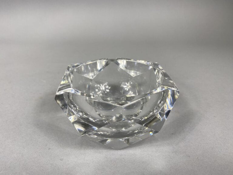 VAL SAINT LAMBERT - Cendrier en cristal taillé à facettes - D : 11.3 cm - H : 5…