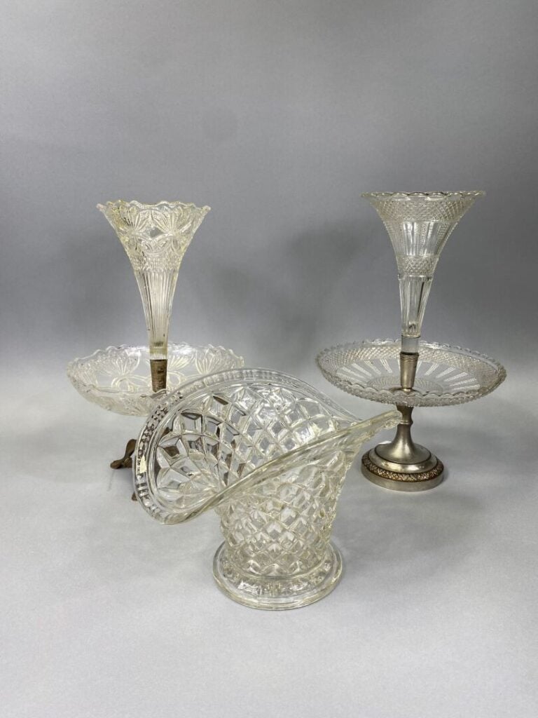 Val Saint Lambert - Centre de table en verre moulé pressé, piètement en métal a…