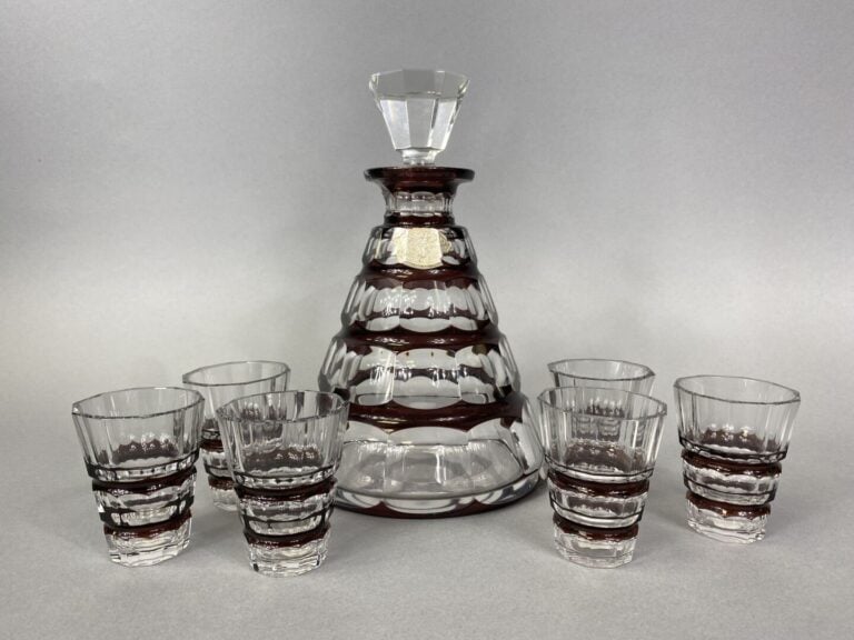 Val Saint Lambert. - Service à liqueur en cristal doublé lie de vin, taillé à c…