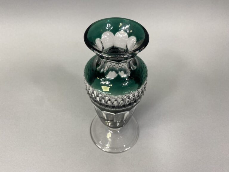 Val Saint-Lambert - Vase balustre en cristal doublé vert taillé à pointes de di…