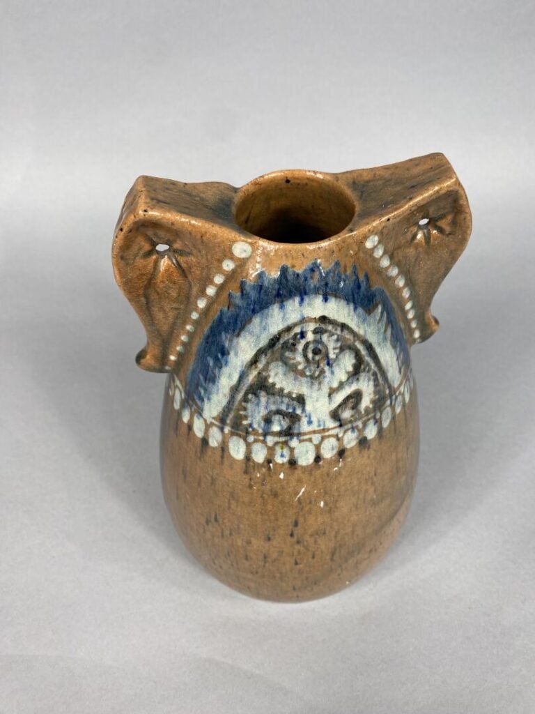 Vase à anses en céramique émaillée dans les tons marron et bleu à décor de moti…