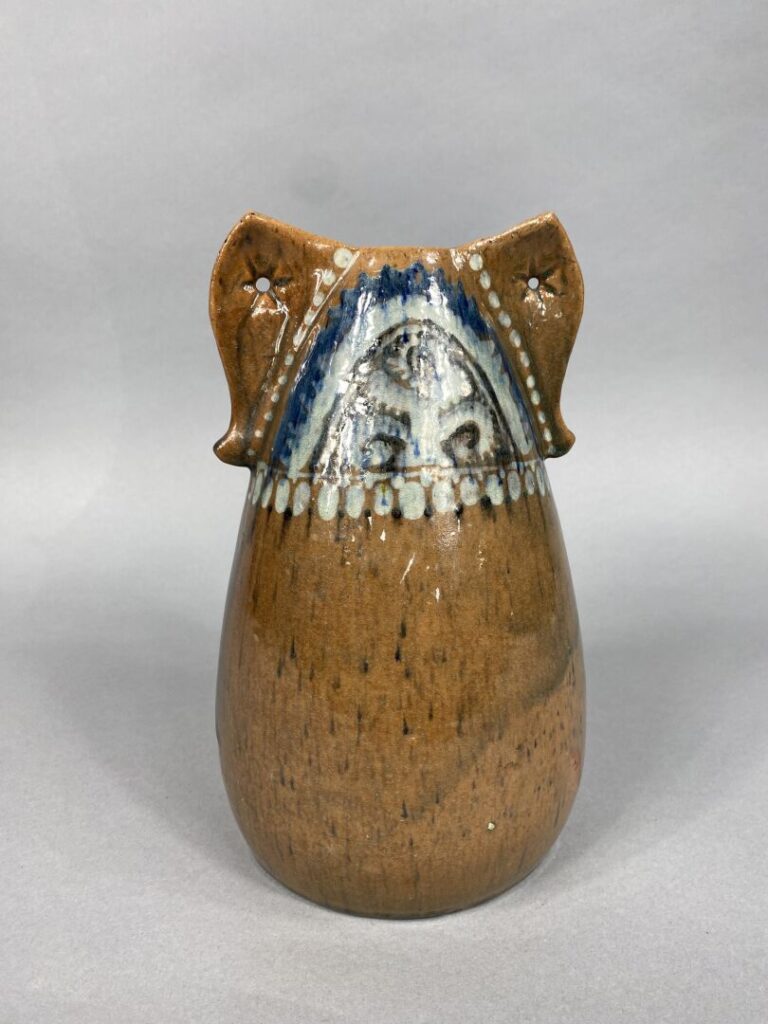 Vase à anses en céramique émaillée dans les tons marron et bleu à décor de moti…