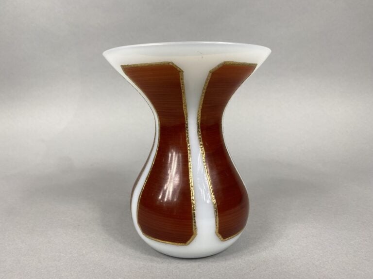 Vase à bord évasé en opaline blanche à cinq réserves brunes encadrées de filets…